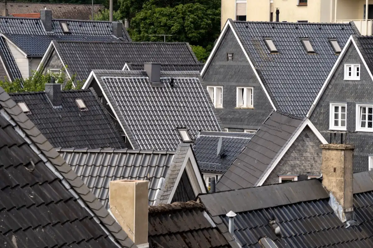 Steep roof eaves and gutter lines on houses in Waco, TX